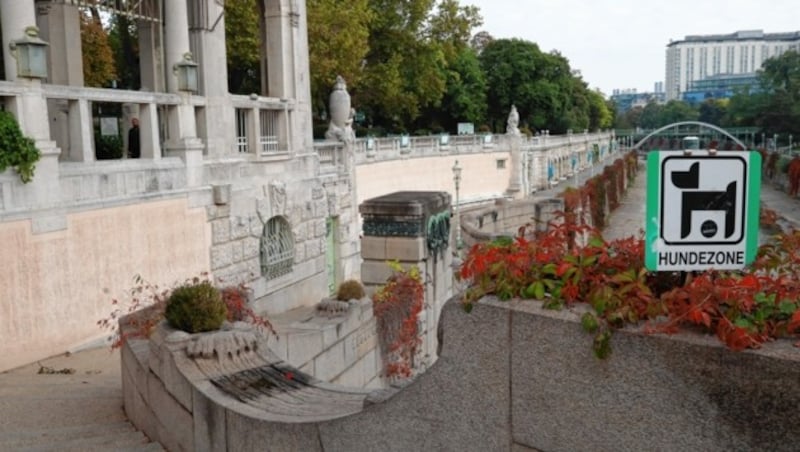 1., Wienflusspromenade: Die Hundezone an der Wienflusspromenade beim Stadtpark ist eine reine Betonwüste. (Bild: Zwefo)