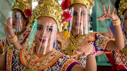 Traditionelle Tänzerinnen mit „Faceshield“ (Bild: Mladen ANTONOV / AFP)