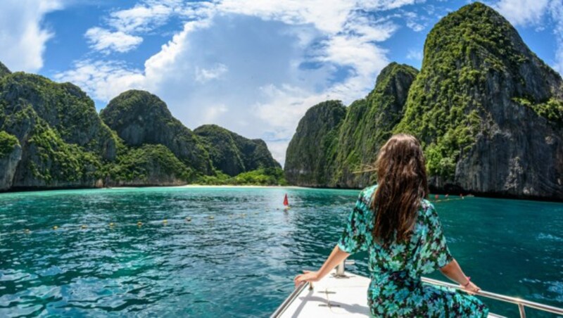 Touristin in Maya Bay auf Koh Phi Phi (Bild: Mladen ANTONOV / AFP)