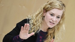 SPÖ-Frauenvorsitzende Eva Maria Holzleitner reagierte empört auf die Aussagen von Frauenministerin Susanne Raab. (Bild: APA/ROBERT JAEGER)