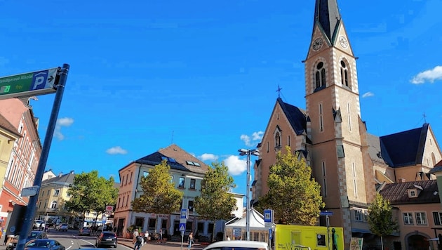 Der Nikolaiplatz erhält ein Riesenrad; das sorgt für Debatten. (Bild: Kimeswenger Fritz)