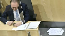 Bundeskanzler Alexander Schallenberg (ÖVP) hat sich für die „Entsorgung“ der Anordnung der Hausdurchsuchung entschuldigt. (Bild: APA/HANS PUNZ)