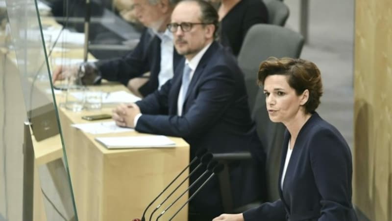 SPÖ-Chefin Pamela Rendi-Wagner am Dienstag anlässlich einer Sondersitzung des Nationalrats - hinter ihr der neue Bundeskanzler Alexander Schallenberg (ÖVP) (Bild: APA/HANS PUNZ)