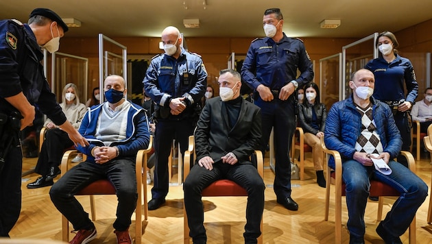 Die drei Landsmänner des Opfers stehen in Linz vor Gericht (Bild: Alexander Schwarzl)
