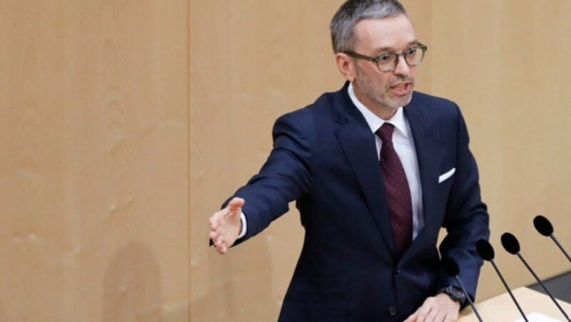 FPÖ-Chef Herbert Kickl gab sich am Dienstag im Parlament angriffig. Er warf Sebastia Kurz vor, „die Wahrheit zu Boden gedrückt und mit Füßen getreten“ zu haben. (Bild: AP)