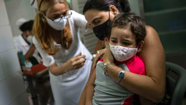 Ein Bild aus Kuba, wo bereits Kinder ab 2 Jahren geimpft werden. Auch die Slowakei beginnt mit der Impfung von Risiko-Kindern ab 5 Jahren. (Bild: AP)