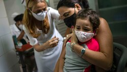 Ein Bild aus Kuba, wo bereits Kinder ab 2 Jahren geimpft werden. Auch die Slowakei beginnt mit der Impfung von Risiko-Kindern ab 5 Jahren. (Bild: AP)