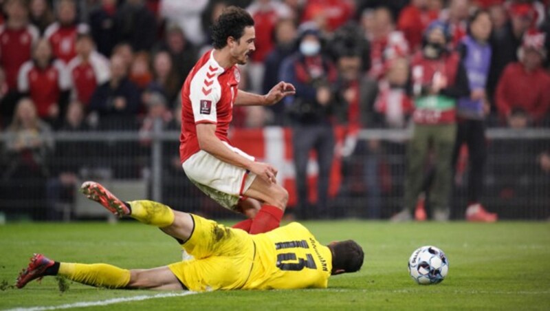 Daniel Bachmann im Duell mit Dänemarks Thomas Delaney (Bild: APA/AFP/Ritzau Scanpix/Liselotte Sabroe)