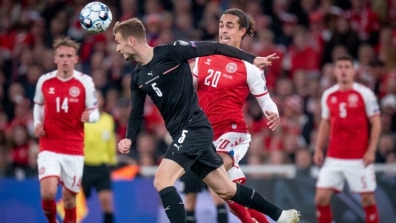 Stefan Posch (li.) mit Dänemarks Yussuf Poulsen (Bild: APA/AFP/Ritzau Scanpix/Liselotte Sabroe)