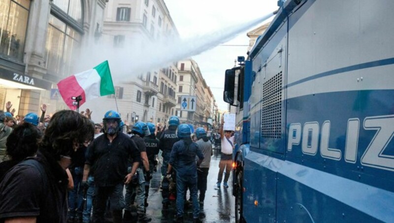 Am Wochenende sind in Rom zum wiederholten Male Proteste gegen die 3G-Pflicht eskaliert. (Bild: AP)