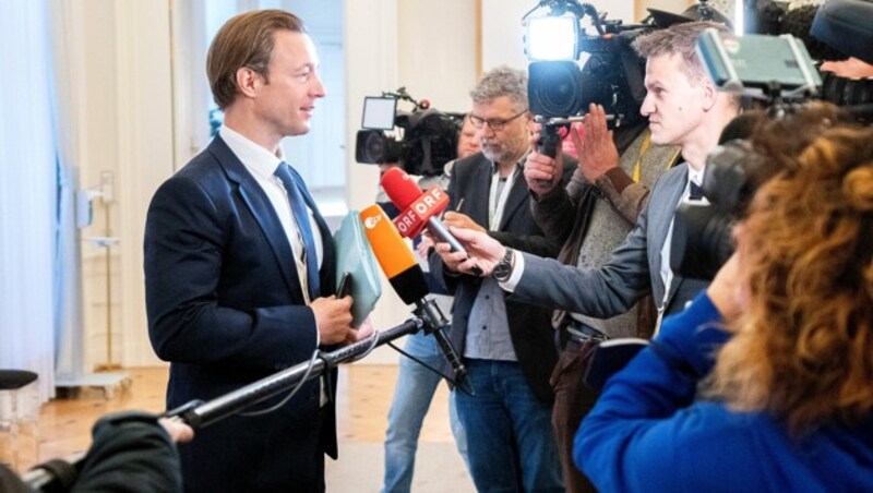 Ein gut gelaunter Finanzminister Gernot Blümel (ÖVP) vor seiner Budgetrede (Bild: APA/GEORG HOCHMUTH)