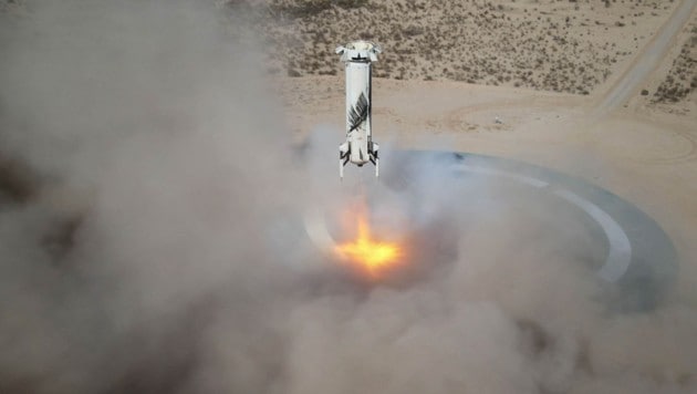 Blue Origins Rakete ist wiederverwendbar: Nachdem sie die Raumkapsel in den Orbit gebracht hat, landet sie wieder sicher auf der Erde. (Bild: Blue Origin)