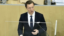 Gernot Blümels Budgetrede im Parlament: Er kündigt die „Rückkehr zu einer nachhaltigen Budgetpolitik“ an. (Bild: APA/HANS PUNZ)