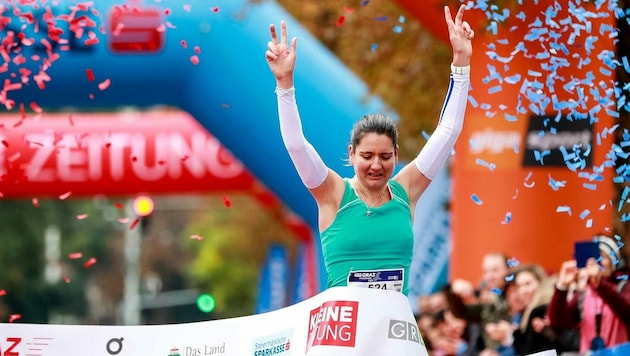 Konnte ihren Sieg kaum fassen: Enikö Molnar lief in Graz als Erste ins Marathon-Ziel! (Bild: GEPA pictures/ Matic Klansek)