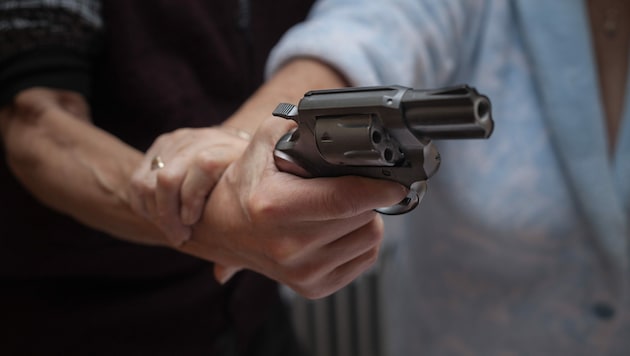 In Fällen von häuslicher Gewalt sollen Schusswaffen in Zukunft sofort eingezogen werden. (Bild: JanMika - stock.adobe.com)