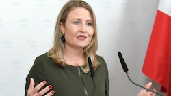 Beim Vorwurf, die ÖVP habe die Kinderbetreuung ausgebremst, werden „gezielt Unwahrheiten verbreitet“, findet Familienministerin Susanne Raab. (Bild: APA/ROLAND SCHLAGER)