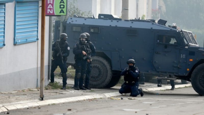 Kosovarische Polizisten in Mitrovica (Bild: AP)