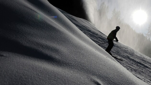 Am Freitagnachmittag hat ein junger Mann in Tirol beim Skifahren die Orientierung verloren (Symbolbild). (Bild: JOE KLAMAR / AFP)