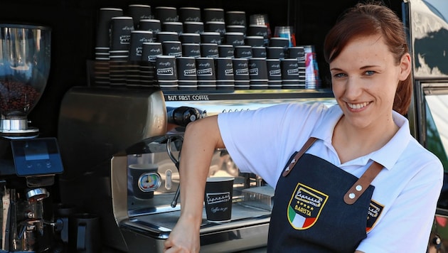 Einen doppelten Espresso oder vielleicht doch Ristretto? Die Barista des Espressomobils aus Wien verwöhnen Kaffeetrinker nun auch in München. (Bild: Zwefo)