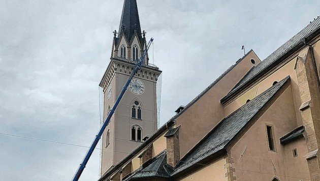 Der Turm der Villacher Stadtpfarrkirche wird in Tausende LED-Lichter gehüllt. Ab 12. November wird er erstrahlen. (Bild: Fister Katrin)