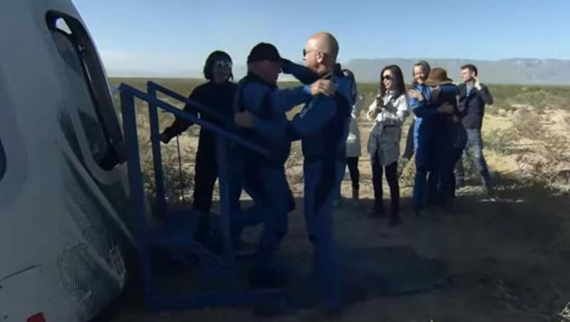 Amazon Chef Jeff Bezs (rechts) verabschiedete seine Fluggäste nicht nur, er empfing sie auch gleich nach der Landung wieder auf dem Erdboden. (Bild: AFP/BLUE ORIGIN)