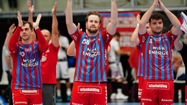 „Jawohl, Platz eins!“ Erst feierten die Fivers mit ihren Fans in der Halle, dann privat. (Bild: Facebook.com/FIVERS Handball Team)