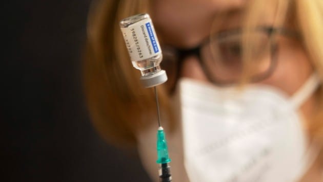 Trotz steigender Impfzahlen steigen auch die Neuinfektionen (Bild: APA/AFP/ALEX HALADA)