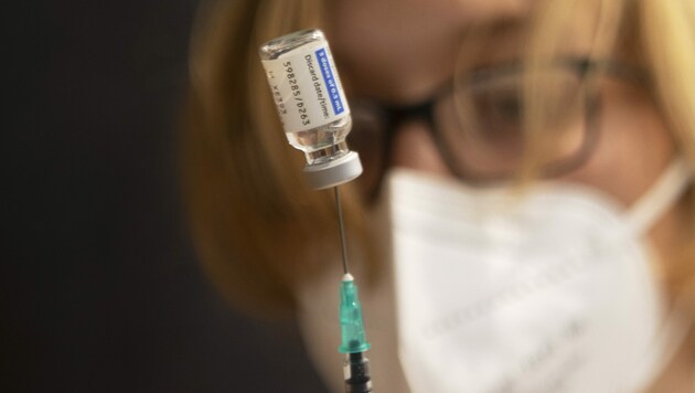 Trotz steigender Impfzahlen steigen auch die Neuinfektionen (Bild: APA/AFP/ALEX HALADA)