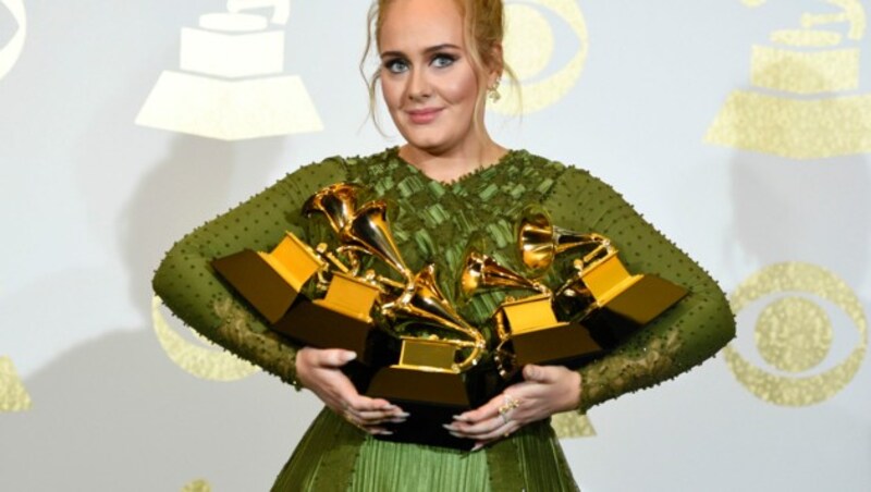 Adele mit ihren Grammys im Jahr 2017 (Bild: AP/Chris Pizzello)