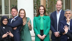 Prinz William und Herzogin Kate posieren im botanischen Garten Kew Gardesn mitdem Londoner Bürgermeister Sadiq Khan (r.), dem Naturforscher Steve Backshall (2. v. l.) und der olympischen Ruderin Helen Glover (3. v. l.) (Bild: APA/Photo by Ian Vogler/AFP)