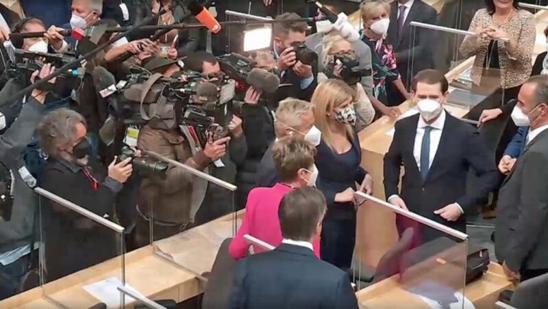 So einen regen Medienandrang gibt es selten vor den Abgeordnetenbänken, aber die Angelobung von Sebastian Kurz als Nationalratsabgeordneter wird international verfolgt. (Bild: Screenshot APA-Livestream)