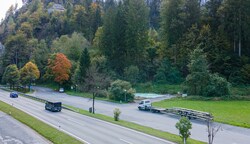 Am Fuß der Burg Kniepass parken derzeit noch LKW (Bild: Kerstin Joensson)