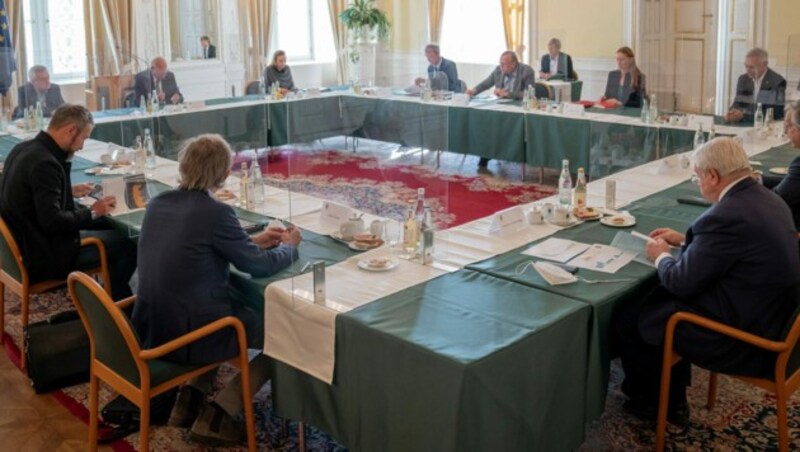 In der Grazer Burg wurde ein runder Tisch zur aktuellen Corona-Situation in der Steiermark abgehalten. (Bild: Land Steiermark/Binder)