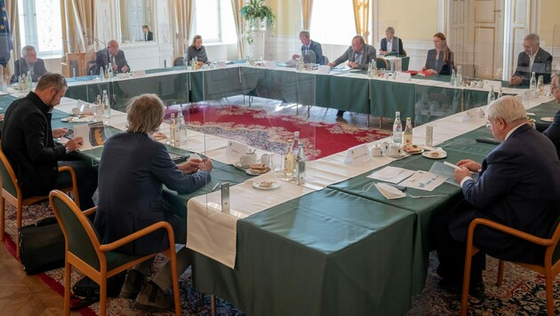 In der Grazer Burg wurde ein runder Tisch zur aktuellen Corona-Situation in der Steiermark abgehalten. (Bild: Land Steiermark/Binder)