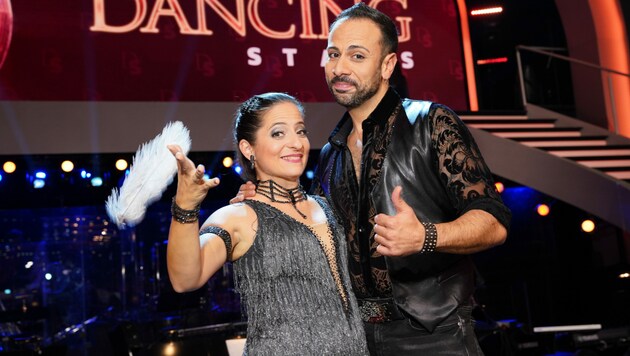 Kabarettistin Caroline Athanasiadis steht wie letzte Woche mit ihrem Tanzpartner Danilo Campisi auf Platz eins im Wett-Ranking. (Bild: ORF)