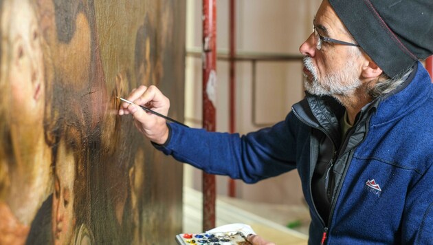Peter Kalsner, Restaurator in Wien, arbeitet an den Gemälden der Altäre (Bild: Einöder Horst)
