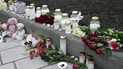 In Kongsberg erinnern Kerzen und Blumen an die Opfer des Bogenschützen. (Bild: AP/NTB/Terje Bendiksby)