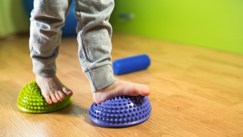 Training: barfuß auf verschiedenen Untergründen gehen. (Bild: Mediteraneo/stock.adobe.com)