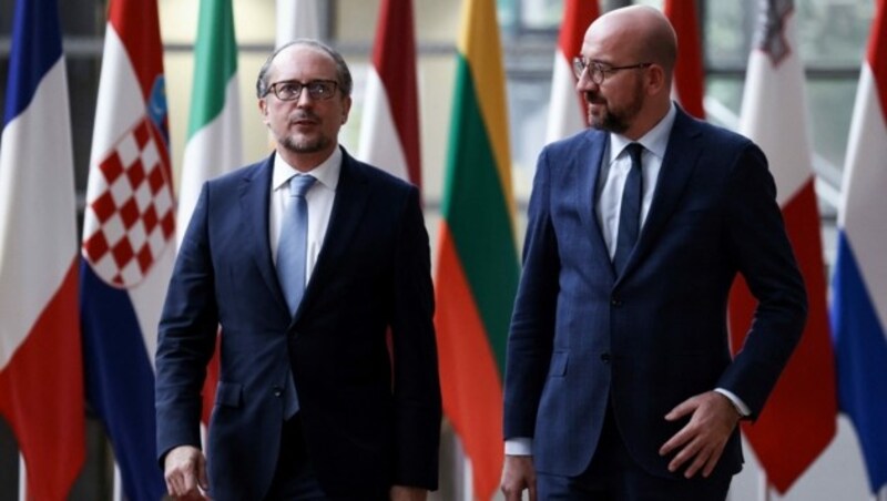 Alexander Schallenberg mit EU-Ratspräsident Charles Michel (Bild: AFP)