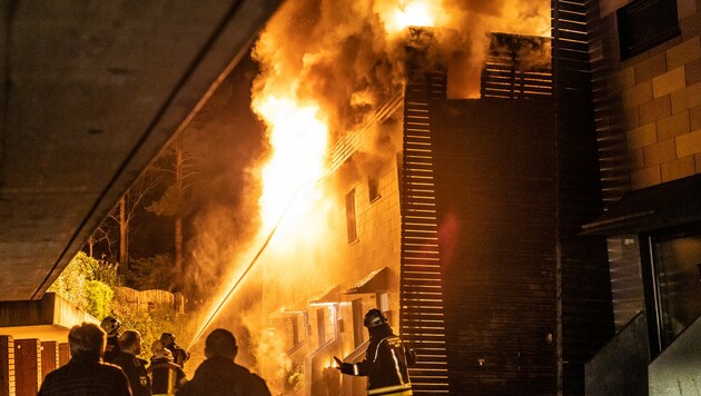 Der Dachboden stand beim Eintreffen der Einsatzkräfte bereits in Vollbrand. (Bild: Brunner Images)