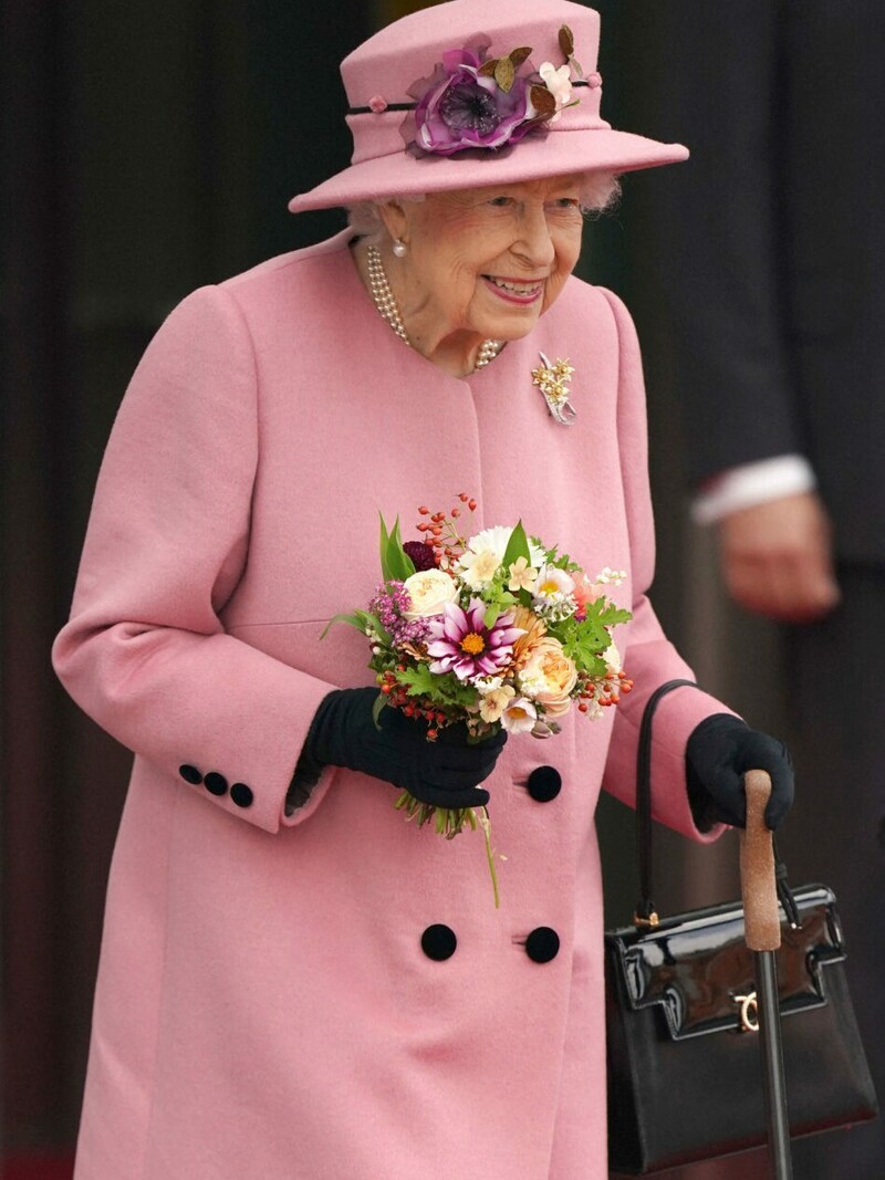 Queen Elizabeth II. geht neuerdings am Stock. (Bild: APA/Photo by Jacob King/AFP)