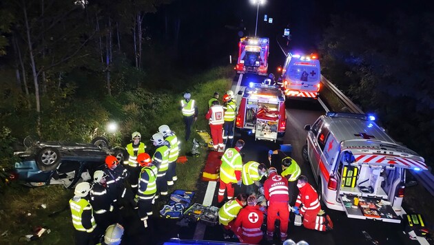 Zahlreiche Helfer waren bei der Rettung des verunglückten Burgenländers auf der S4 in Niederösterreich im Einsatz. (Bild: PRESSETEAM D. FF WR. NEUSTADT)