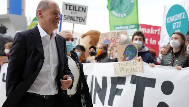 Derzeit ist Olaf Scholz (SPD) noch Finanzminister in der Großen Koalition in Deutschland, doch bald dürfte er nächster Bundeskanzler werden. (Bild: APA/dpa/Kay Nietfeld)