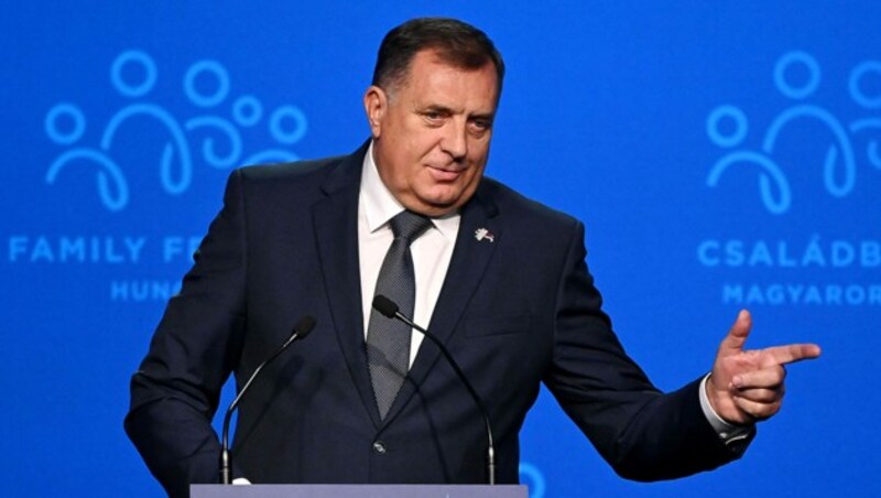 Milorad Dodik ist der serbische Vertreter im dreiköpfigen Staatspräsidium von Bosnien-Herzegowina. (Bild: APA/AFP/ATTILA KISBENEDEK)