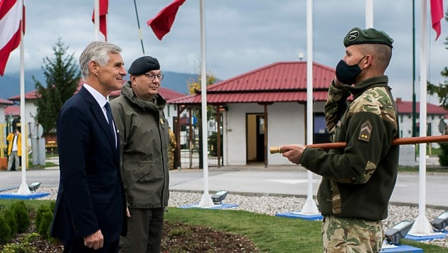 Außenminister Michael Linhart (ÖVP) während seines Besuchs im Camp Butmir (Bild: APA/BMEIA/MICHAEL GRUBER)