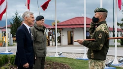 Außenminister Michael Linhart (ÖVP) während seines Besuchs im Camp Butmir (Bild: APA/BMEIA/MICHAEL GRUBER)