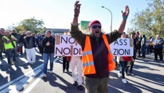 Nicht nur am Hafen von Triest, auch in anderen Städten Italiens protestieren Arbeitnehmer gegen die neue Verordnung. (Bild: APA/AFP/ANSA/STRINGER)