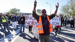 Nicht nur am Hafen von Triest, auch in anderen Städten Italiens protestieren Arbeitnehmer gegen die neue Verordnung. (Bild: APA/AFP/ANSA/STRINGER)