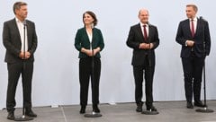 Die wollen über die Ampel-Koalition verhandeln (v. l.): Robert Habeck, Annalena Baerbock (beide Grüne), Olaf Scholz (SPD) und Christian Lindner (FDP). (Bild: AFP)