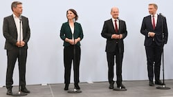 Die wollen über die Ampel-Koalition verhandeln (v. l.): Robert Habeck, Annalena Baerbock (beide Grüne), Olaf Scholz (SPD) und Christian Lindner (FDP). (Bild: AFP)